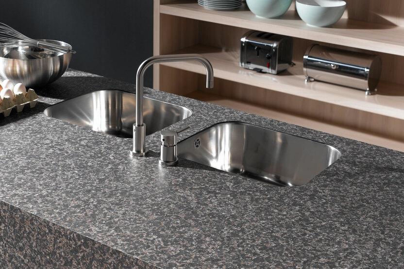 Detailaufnahme einer Arbeitsplatte mit integriertem Doppelspülbecken Detailaufnahme einer Arbeitsplatte in Steinoptik mit integriertem Doppelspülbecken