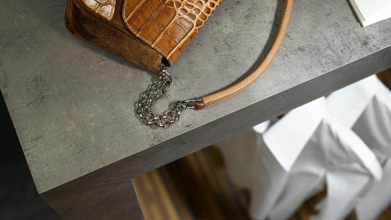 Detailaufnahme einer Laden-Ausstellungsecke Detailaufnahme einer Laden-Ausstellungsecke mit einer Tierimitat-Handtasche von oben.