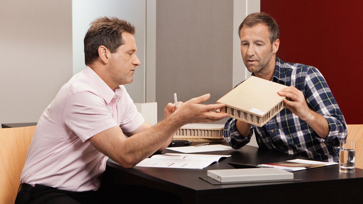 Detailberatung zu verschiedenen Holzmaterialien -und dichten zwischen zwei Männern