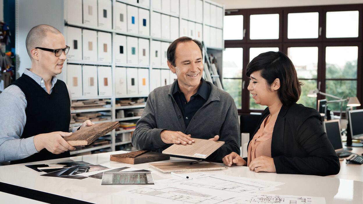 Oberflächenberatung für Kunden Beratung zu verschiedenen Holzoberflächen zwischen Berater und Eheleuten