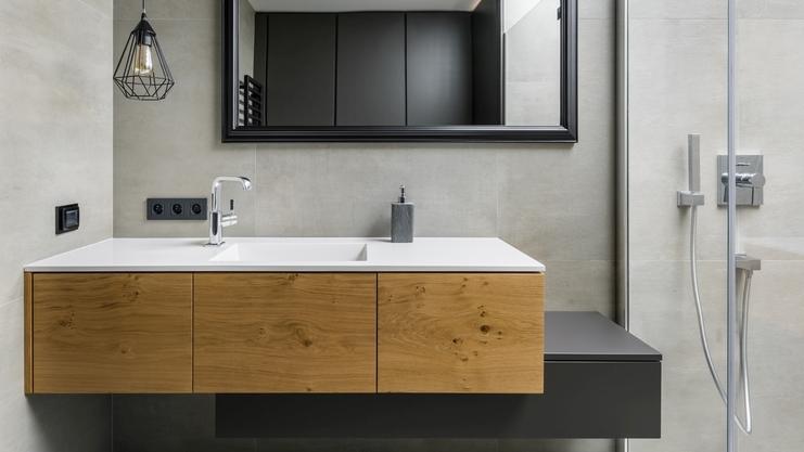 Frontansicht asymmetrischer Waschtisch mit Echtholz und Lackierung, rechteckiger Spiegel, Industriestil